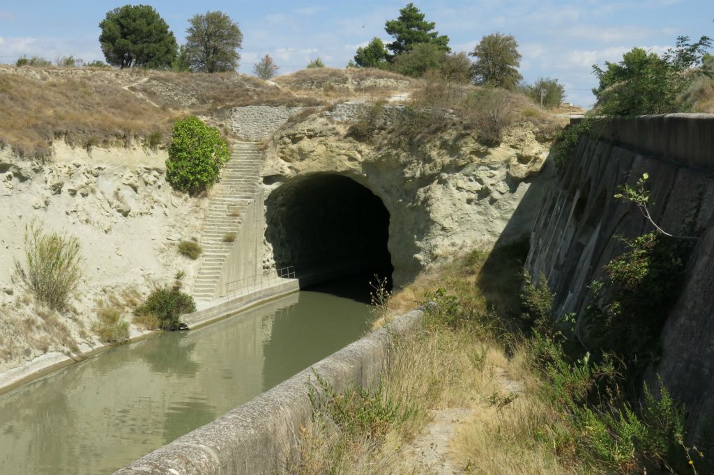 Le tunnel de Malpas permet au Canal du Midi de passer sous la "montagne" d'Ensérune